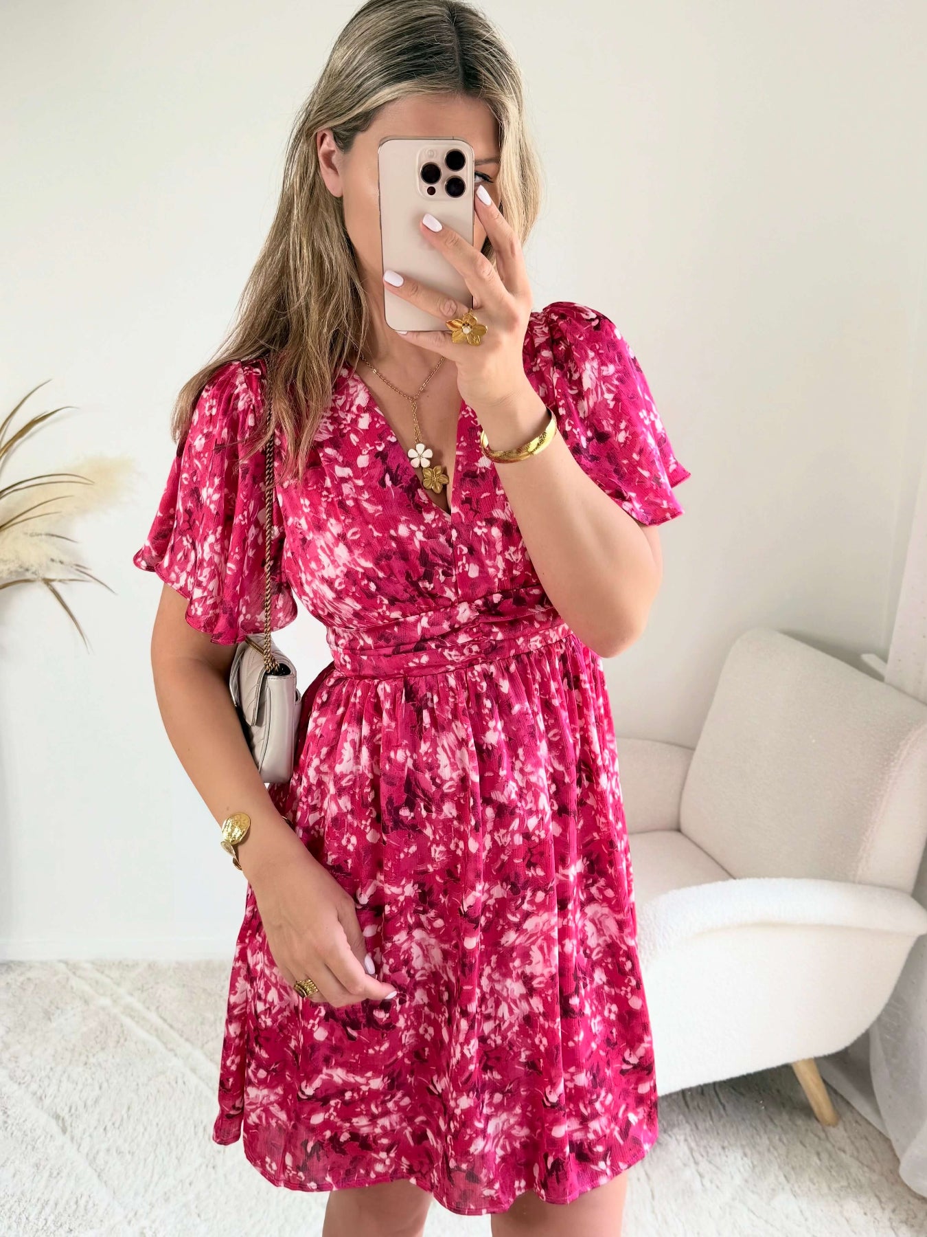 Robe courte fuchsia fleurie Guilia pour femme, coupe portefeuille, manches courtes, idéale pour les cérémonies, mariages et occasions estivales.