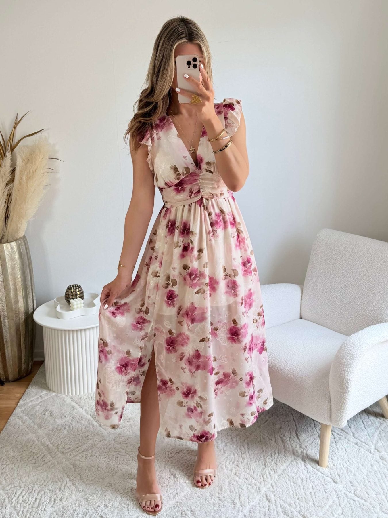 Robe Maeva fleurie rose et beige, coupe fluide avec décolleté croisé et taille cintrée, longueur midi avec fente, disponible du S au 4XL.