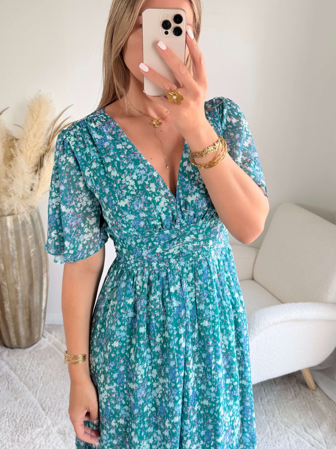 Robe longue Laure imprimée bleu vert, coupe fluide avec décolleté en V et manches courtes.