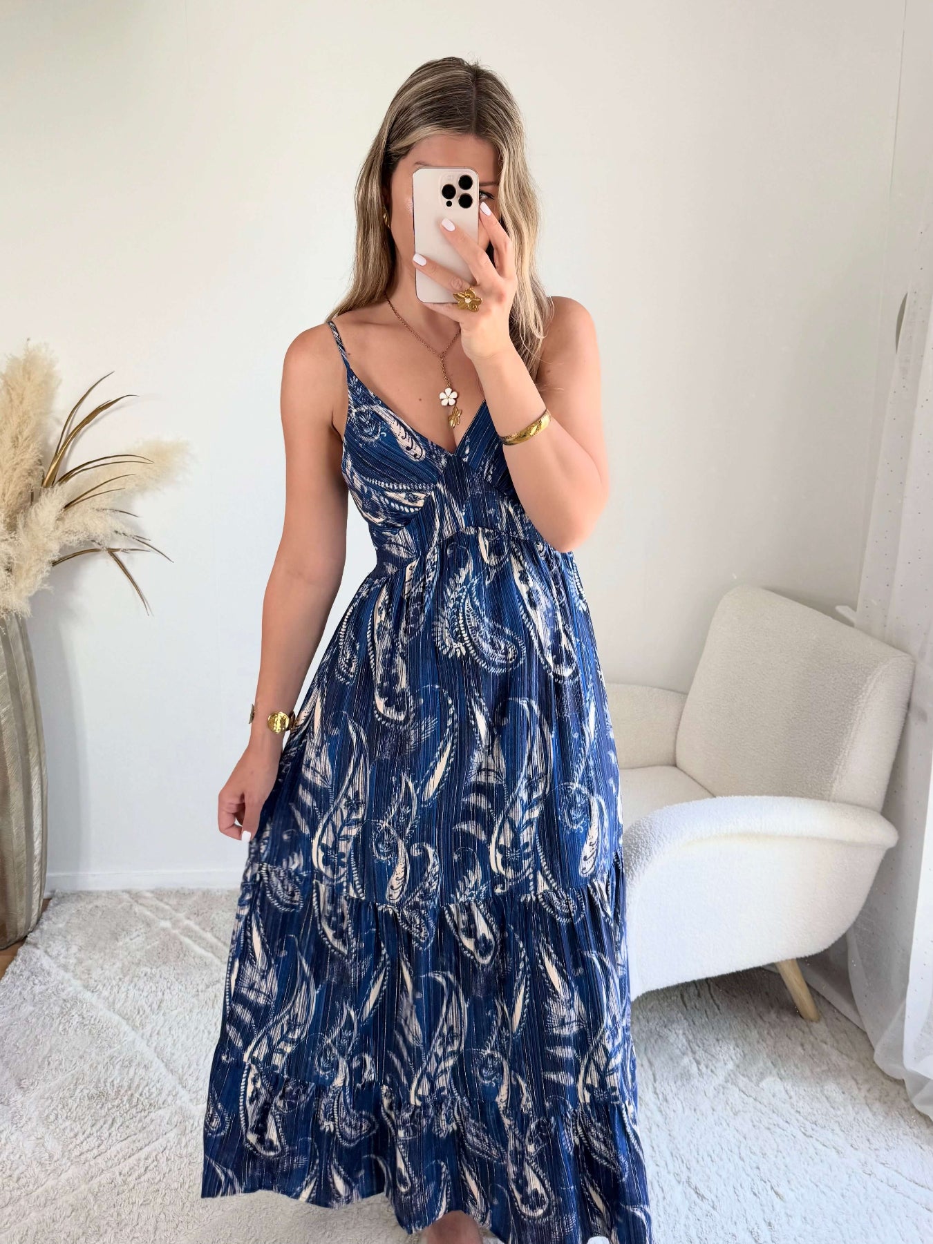 Robe Juliette bleu nuit imprimé cachemire blanc, longue et fluide, avec bretelles fines et décolleté en V