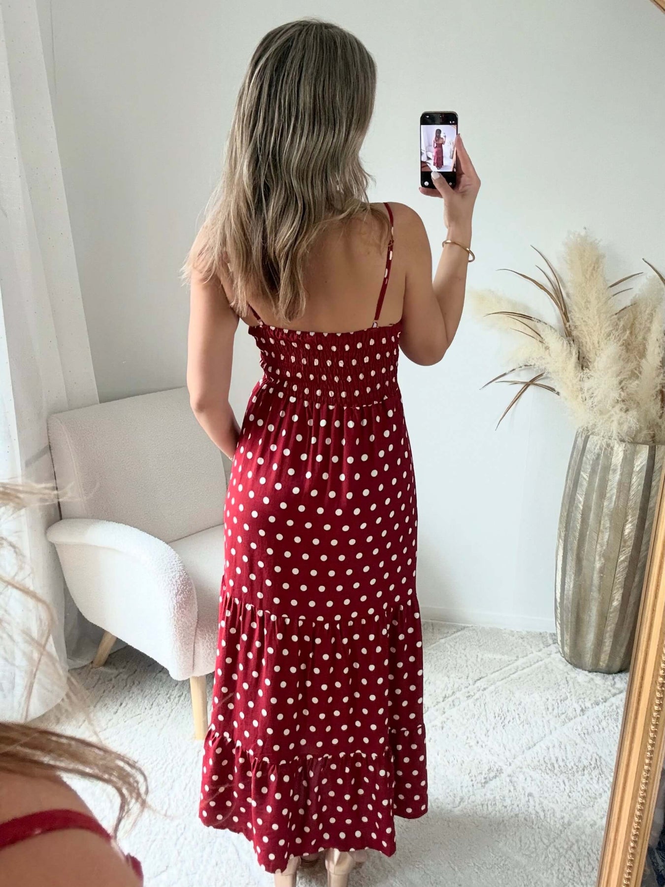 Robe longue Juliette bordeaux à pois blancs, décolleté en V, fines bretelles réglables et coupe fluide évasée.
