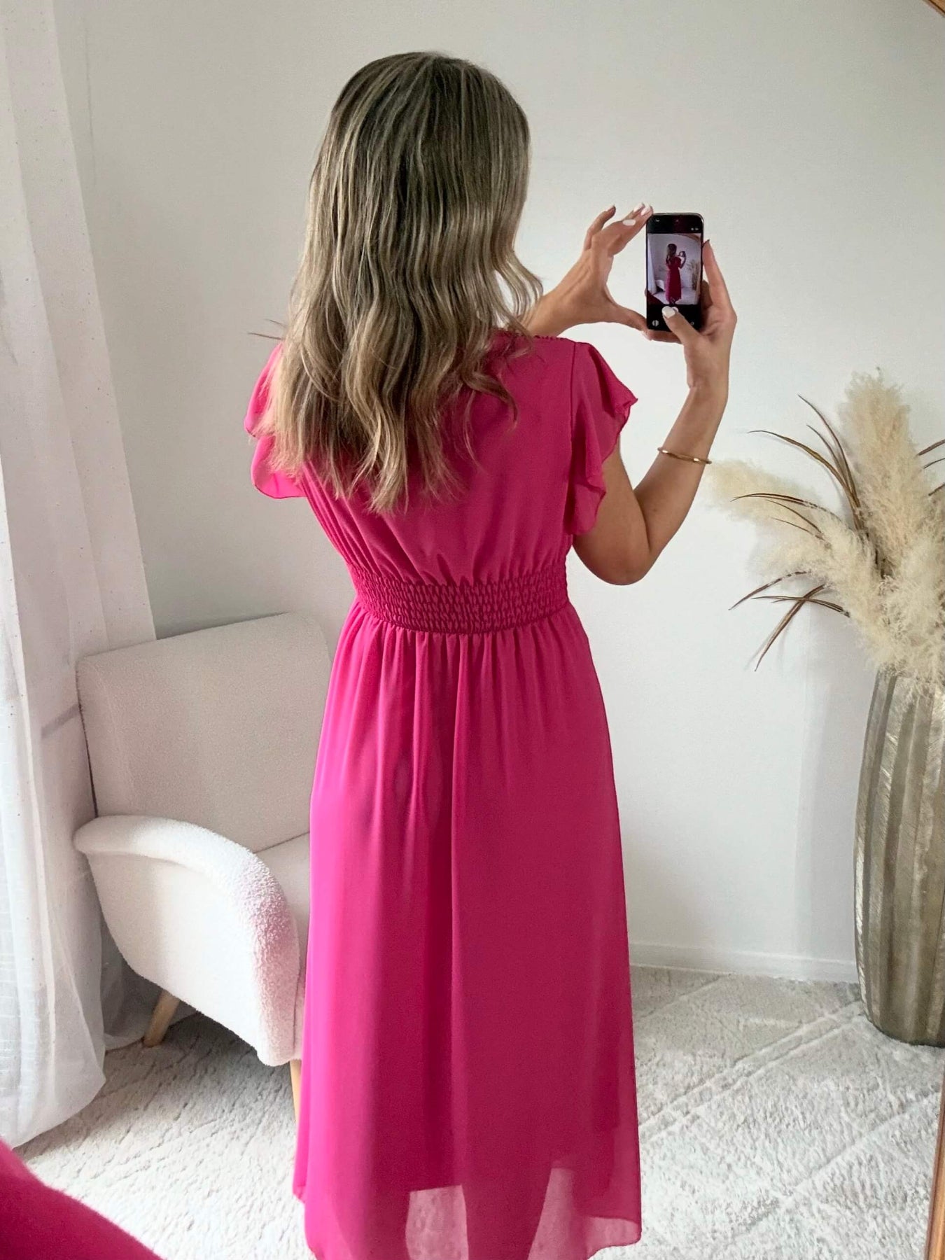 Robe Madison longue fluide à volants avec décolleté cache-cœur et manches volantées, disponible en vert d’eau, rose poudré et fuchsia, taille unique du 36 au 42.