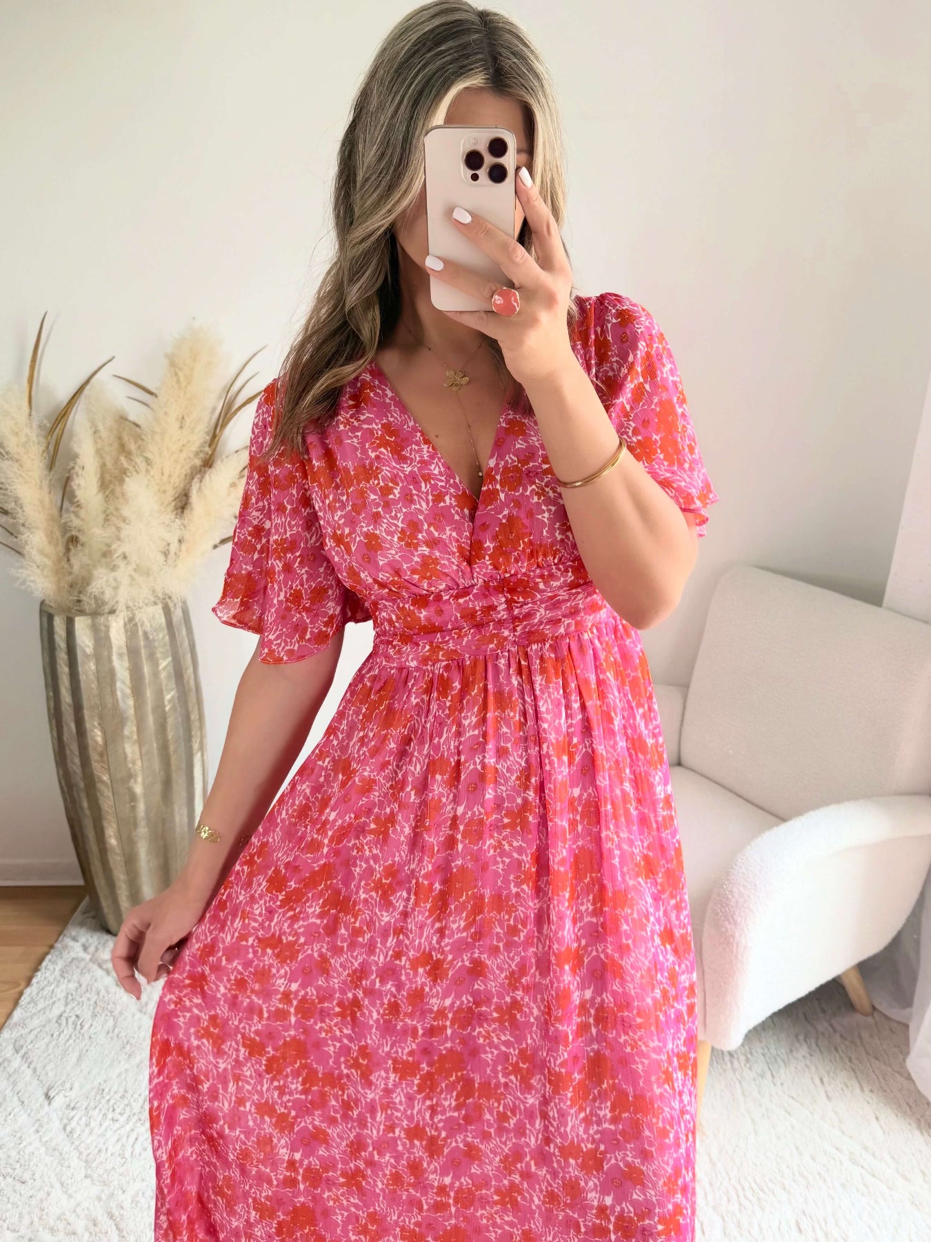 Robe longue Scarlett imprimée rose coupe fluide avec décolleté en V et manches courtes.