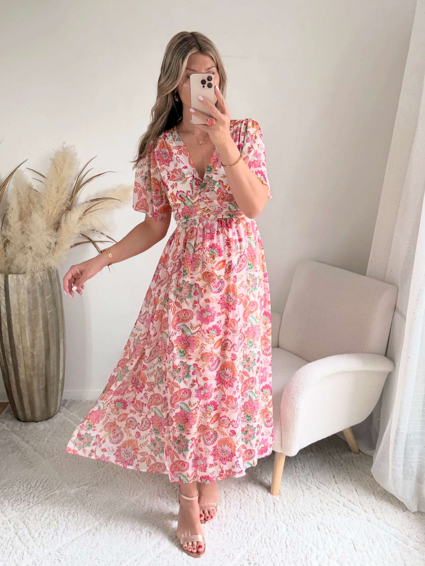 Robe longue Jasmine à imprimé floral rose et corail avec décolleté en V et manches fluides.