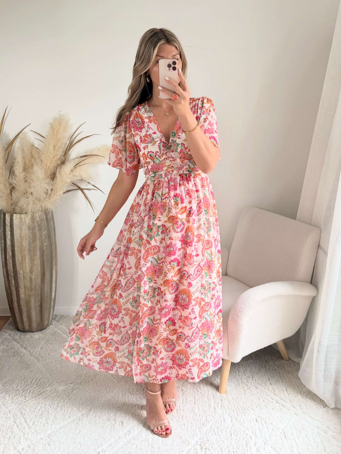 Robe longue Jasmine à imprimé floral rose et corail avec décolleté en V et manches fluides.