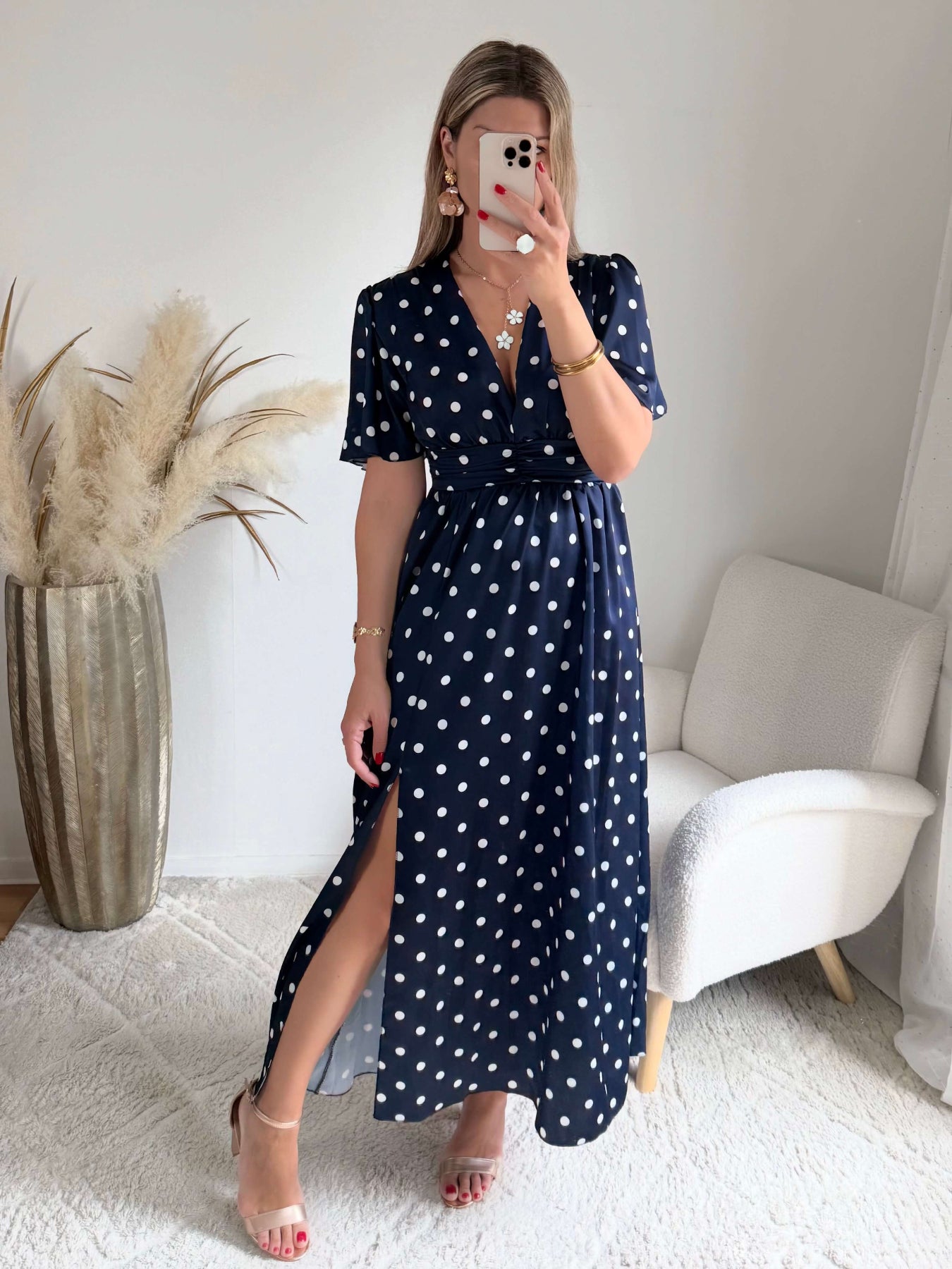Robe longue marine à pois blanc satinée avec fente