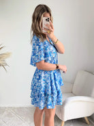 Robe bleue à volants Solea, robe courte fluide à imprimé cachemire bleue manches courtes évasées, taille élastiquée et jupe à volants. Modèle féminin et léger idéal pour les journées d’été.
