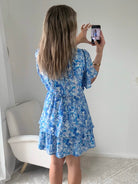 Robe bleue à volants Solea, robe courte fluide à imprimé cachemire bleue manches courtes évasées, taille élastiquée et jupe à volants. Modèle féminin et léger idéal pour les journées d’été.