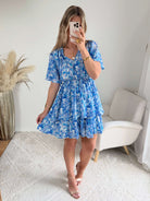 Robe bleue à volants Solea, robe courte fluide à imprimé cachemire bleue manches courtes évasées, taille élastiquée et jupe à volants. Modèle féminin et léger idéal pour les journées d’été.