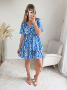 Robe bleue à volants Solea, robe courte fluide à imprimé cachemire bleue manches courtes évasées, taille élastiquée et jupe à volants. Modèle féminin et léger idéal pour les journées d’été.