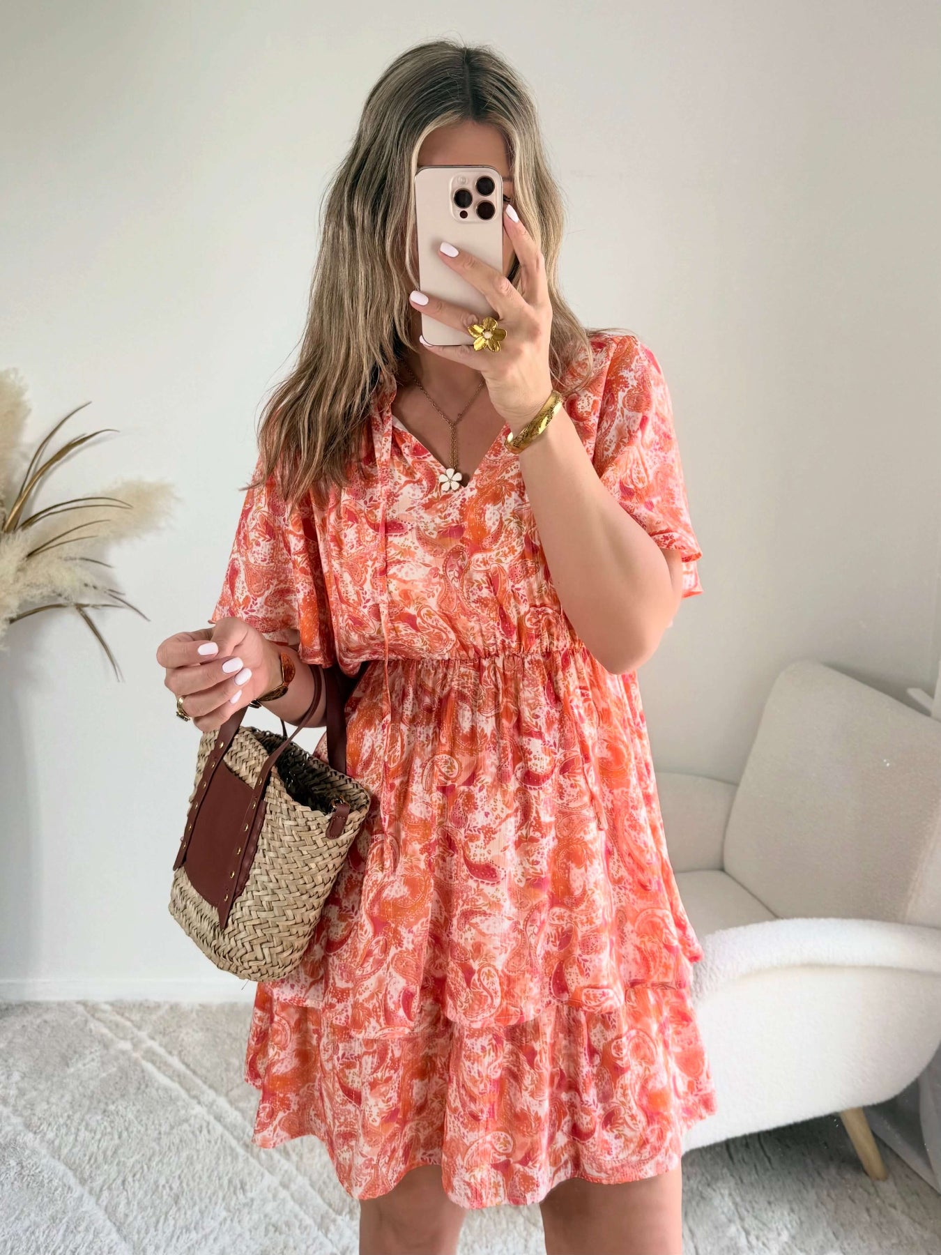 Robe corail à volants Solea, robe courte fluide à imprimé cachemire corail et rose, manches courtes évasées, taille élastiquée et jupe à volants. Modèle féminin et léger idéal pour les journées d’été.