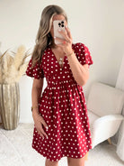 Robe courte Juliette bordeaux à pois blancs avec décolleté en V et manches courtes fluides