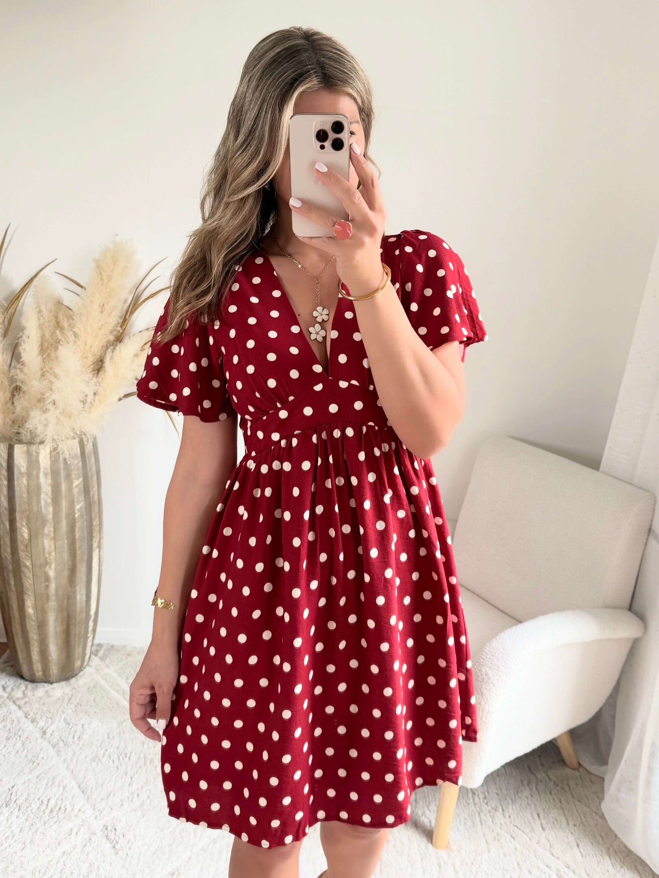 Robe courte Juliette bordeaux à pois blancs avec décolleté en V et manches courtes fluides