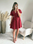 Robe courte Juliette bordeaux à pois blancs avec décolleté en V et manches courtes fluides