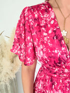 Robe courte fuchsia fleurie Guilia pour femme, coupe portefeuille, manches courtes, idéale pour les cérémonies, mariages et occasions estivales.
