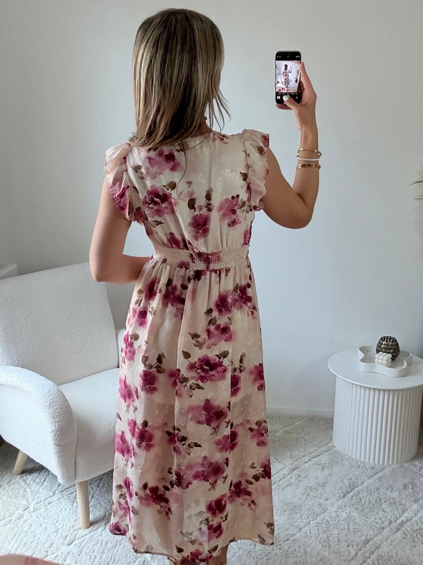 Robe Maeva fleurie rose et beige, coupe fluide avec décolleté croisé et taille cintrée, longueur midi avec fente, disponible du S au 4XL.