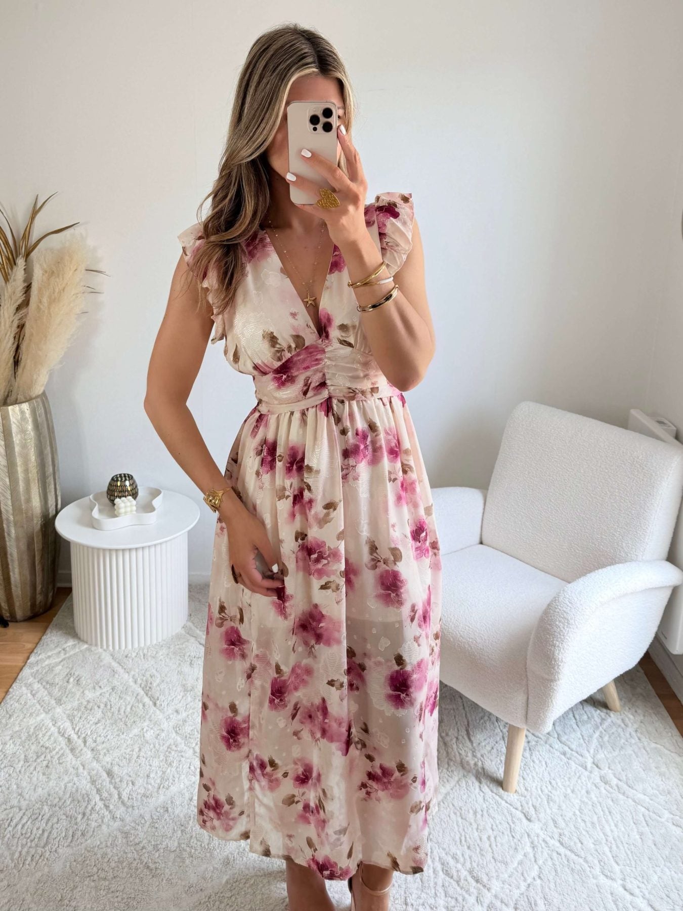 Robe Maeva fleurie rose et beige, coupe fluide avec décolleté croisé et taille cintrée, longueur midi avec fente, disponible du S au 4XL.