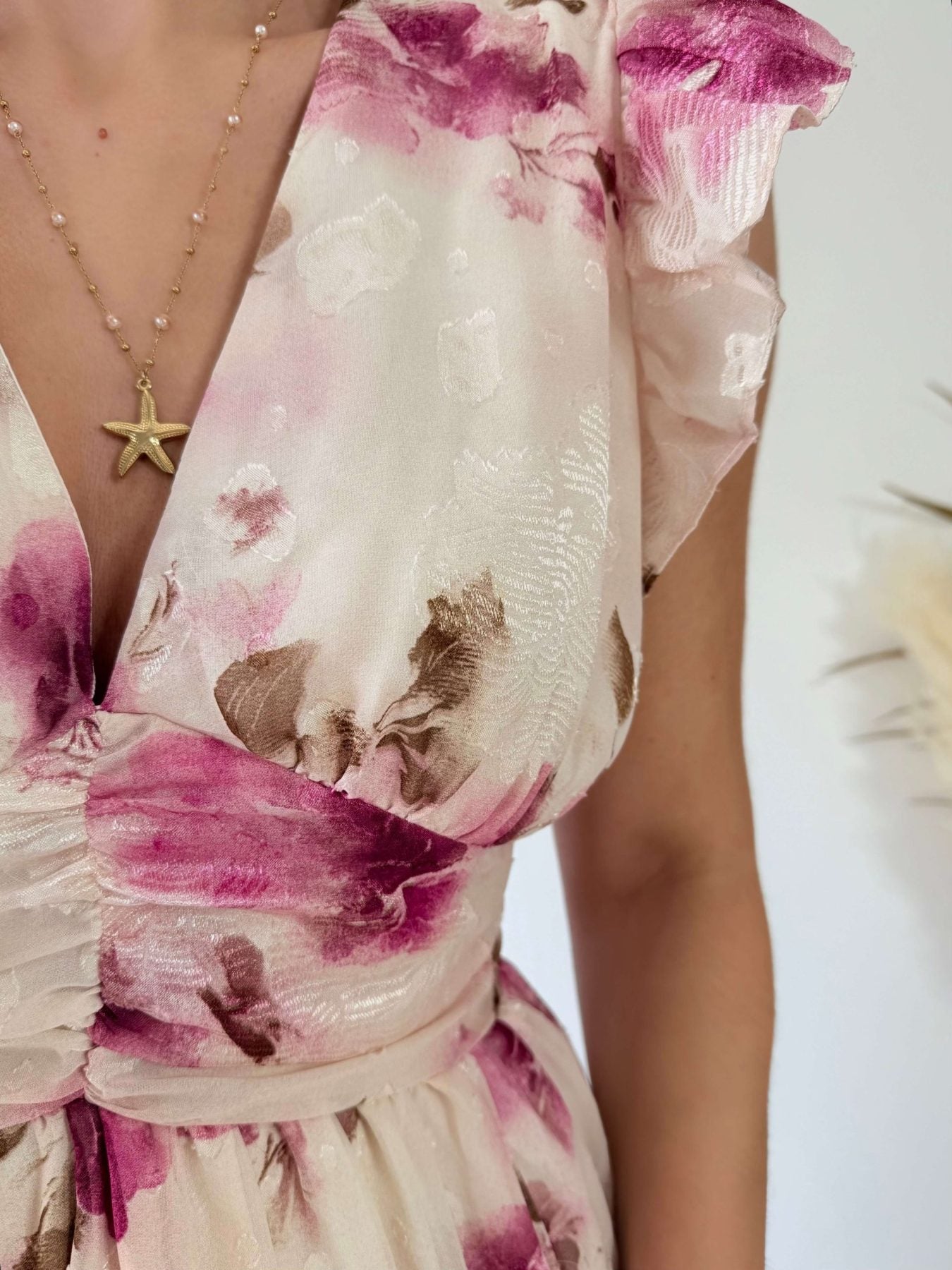 Robe Maeva fleurie rose et beige, coupe fluide avec décolleté croisé et taille cintrée, longueur midi avec fente, disponible du S au 4XL.