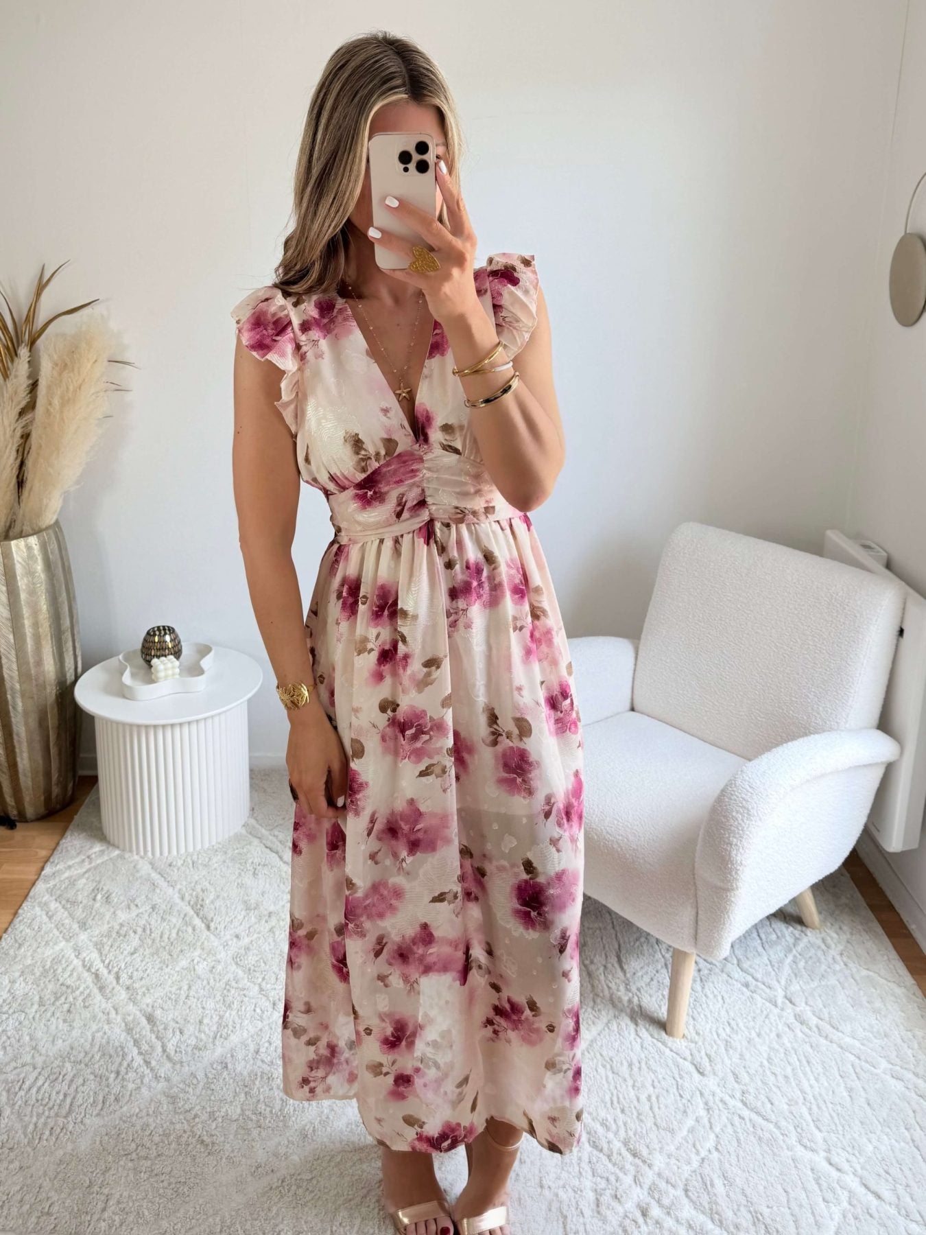 Robe Maeva fleurie rose et beige, coupe fluide avec décolleté croisé et taille cintrée, longueur midi avec fente, disponible du S au 4XL.