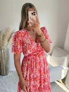 Robe longue Salma rose imprimée fleurie avec décolleté croisé et manches courtes fluides