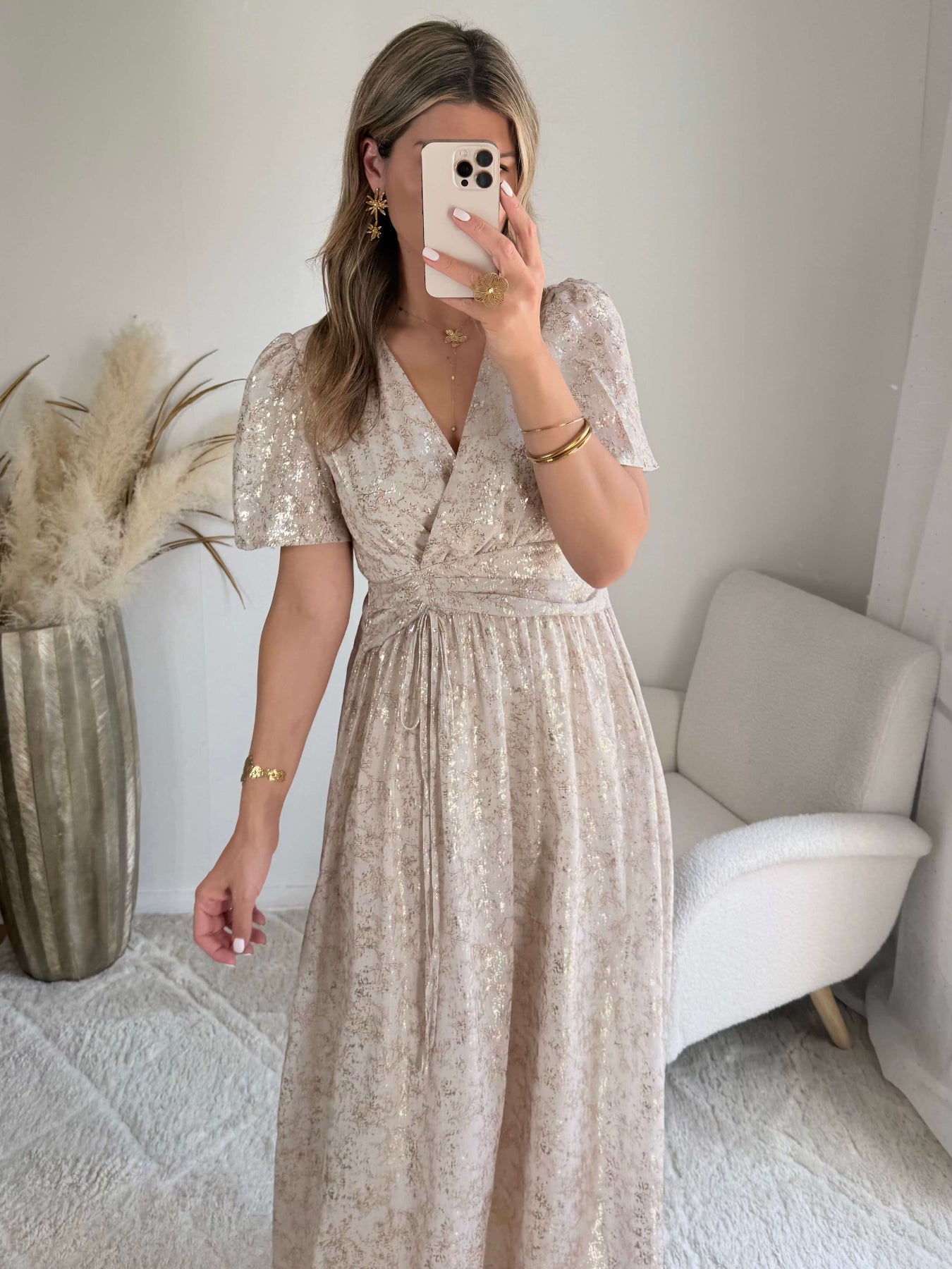 Robe Romy beige longue fluide à motifs métallisés dorés avec décolleté en V – robe élégante pour mariage et cérémonie du SM au 4XL