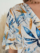 Robe longue fendue Melina bleu et doré imprimé feuillage portée modèle du 36 au 50 - Easy Dressing