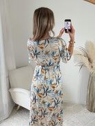 Robe longue fendue Melina bleu et doré imprimé feuillage portée modèle du 36 au 50 - Easy Dressing