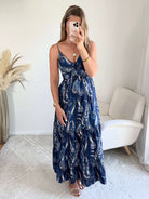 Robe Juliette bleu nuit imprimé cachemire blanc, longue et fluide, avec bretelles fines et décolleté en V