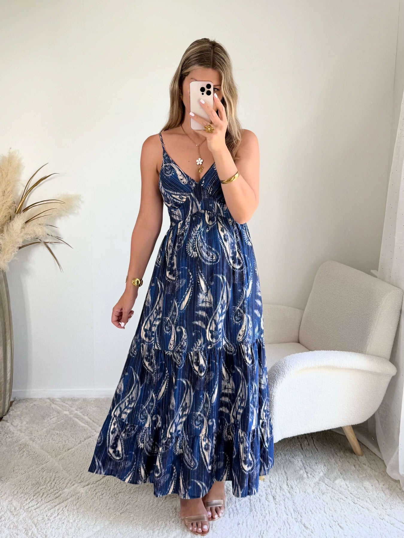 Robe Juliette bleu nuit imprimé cachemire blanc, longue et fluide, avec bretelles fines et décolleté en V
