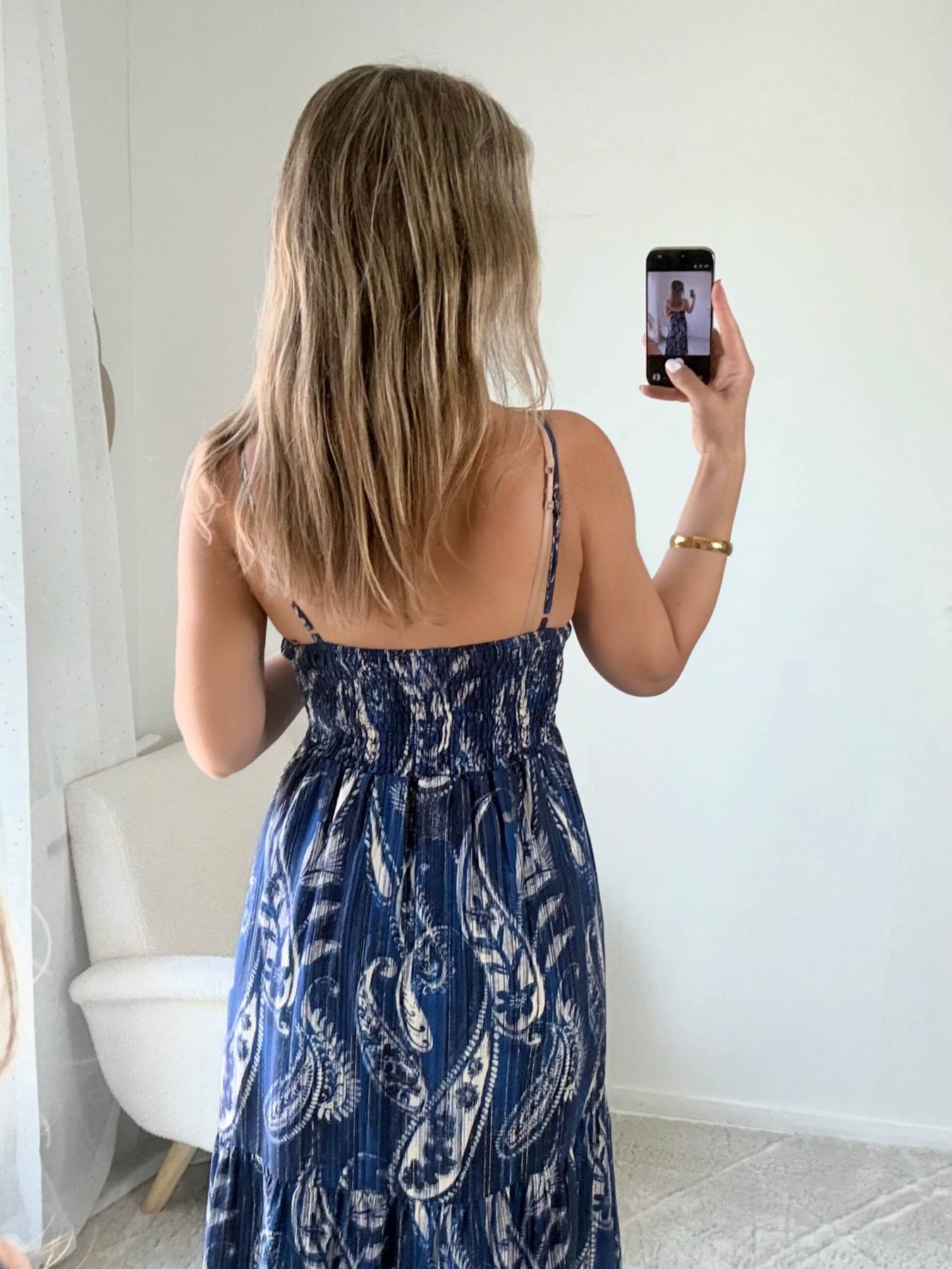Robe Juliette bleu nuit imprimé cachemire blanc, longue et fluide, avec bretelles fines et décolleté en V