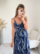 Robe Juliette bleu nuit imprimé cachemire blanc, longue et fluide, avec bretelles fines et décolleté en V