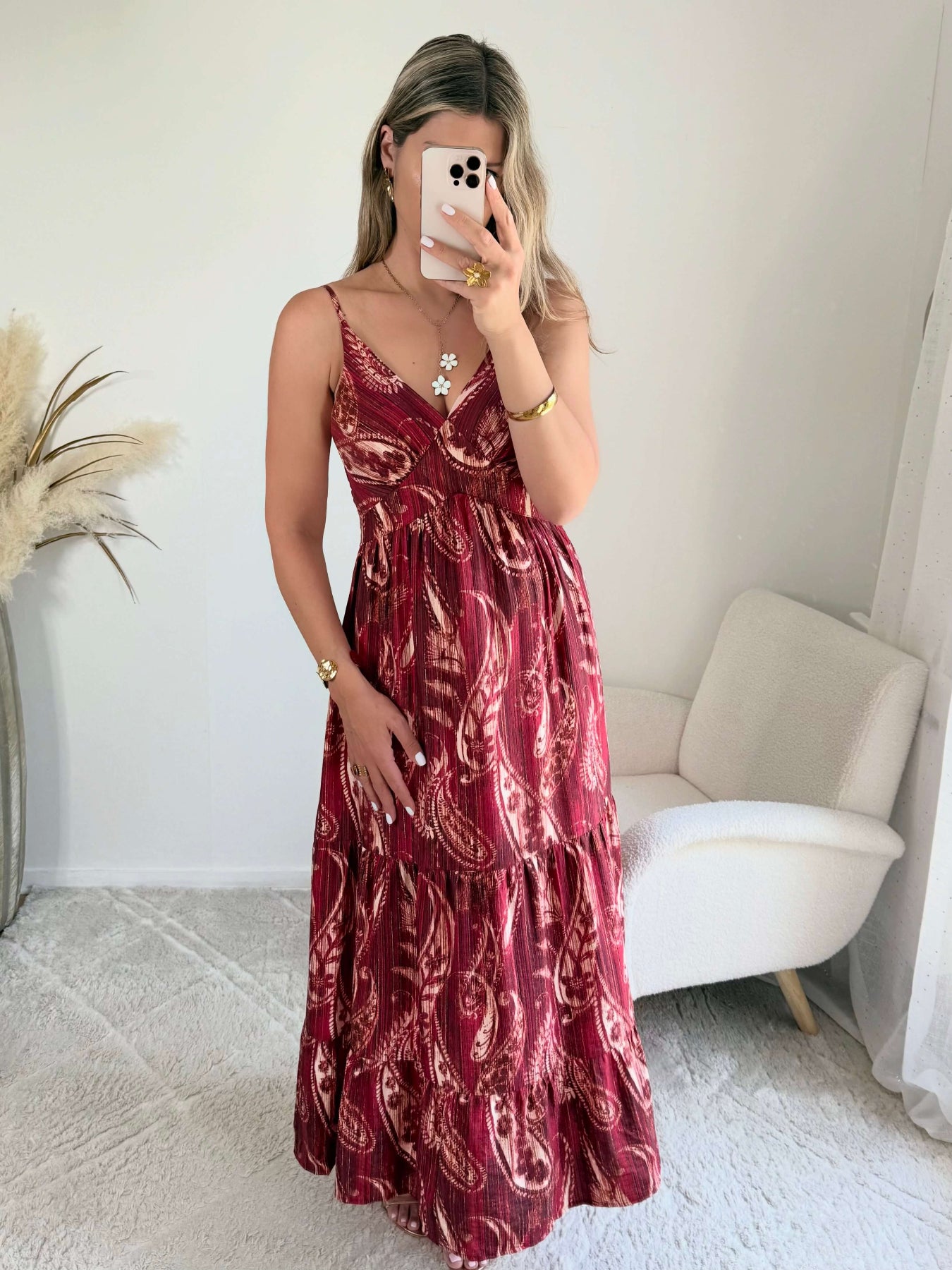 Robe Juliette bordeaux imprimé cachemire blanc, longue et fluide, avec bretelles fines et décolleté en V