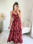 Robe Juliette bordeaux imprimé cachemire blanc, longue et fluide, avec bretelles fines et décolleté en V
