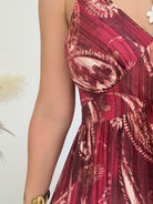 Robe Juliette bordeaux imprimé cachemire blanc, longue et fluide, avec bretelles fines et décolleté en V