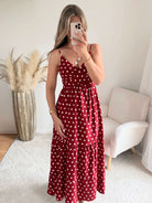 Robe longue Juliette bordeaux à pois blancs, décolleté en V, fines bretelles réglables et coupe fluide évasée.