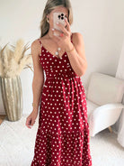 Robe longue Juliette bordeaux à pois blancs, décolleté en V, fines bretelles réglables et coupe fluide évasée.