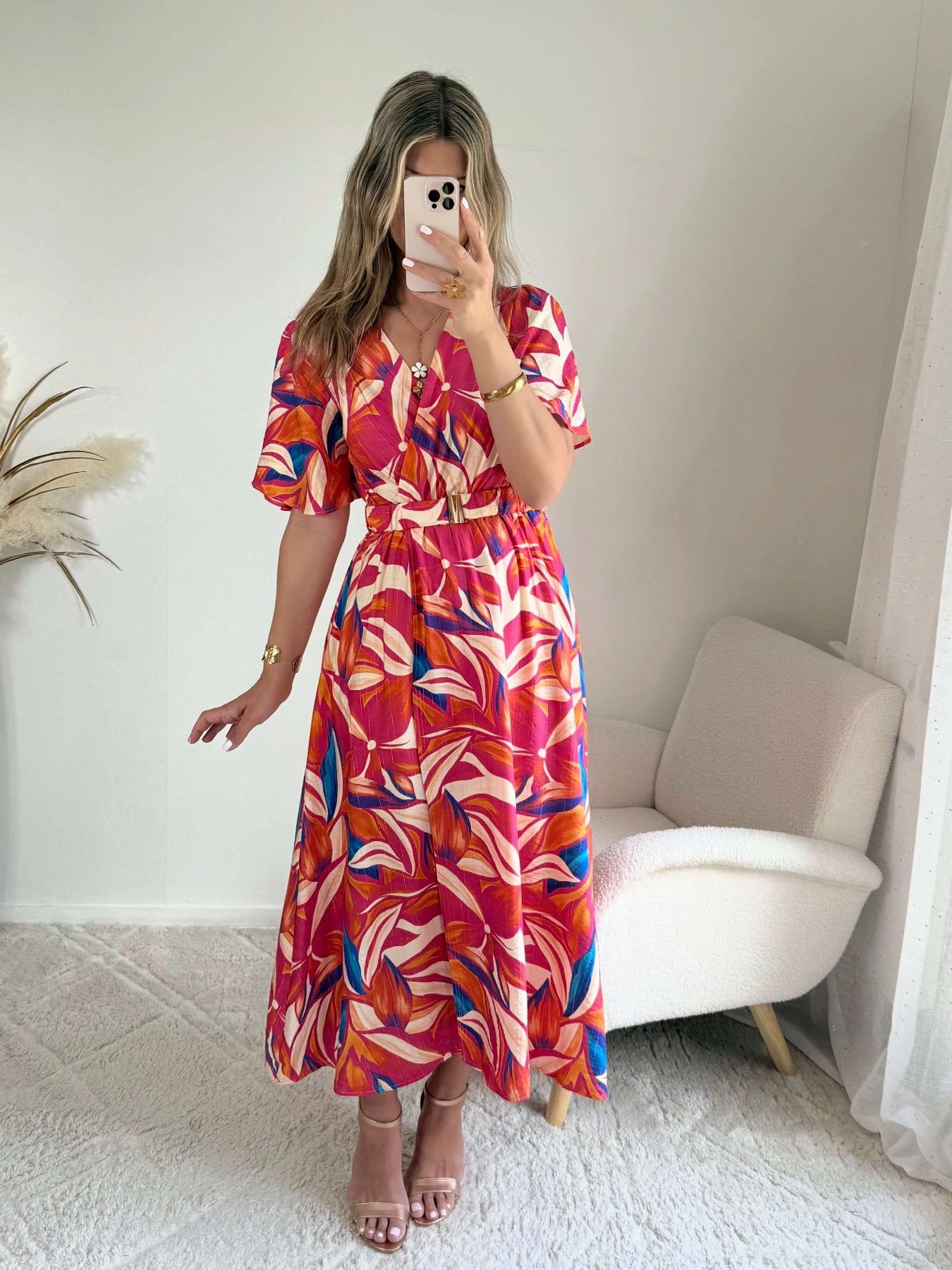 Robe longue imprimé tropical rose fuchsia, corail et bleu avec manches courtes et décolleté cache-cœur.