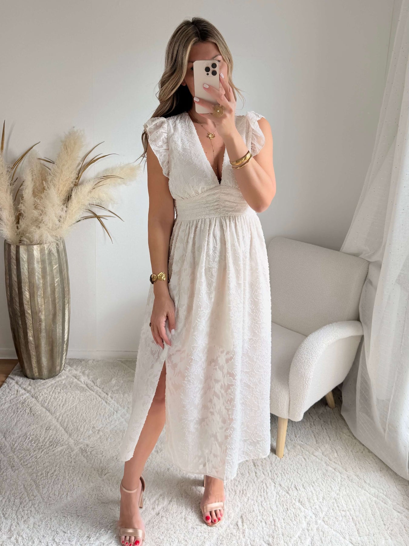 Robe longue blanche effet dentelle Perla avec manches volantées et décolleté cache-cœur, idéale pour cérémonie