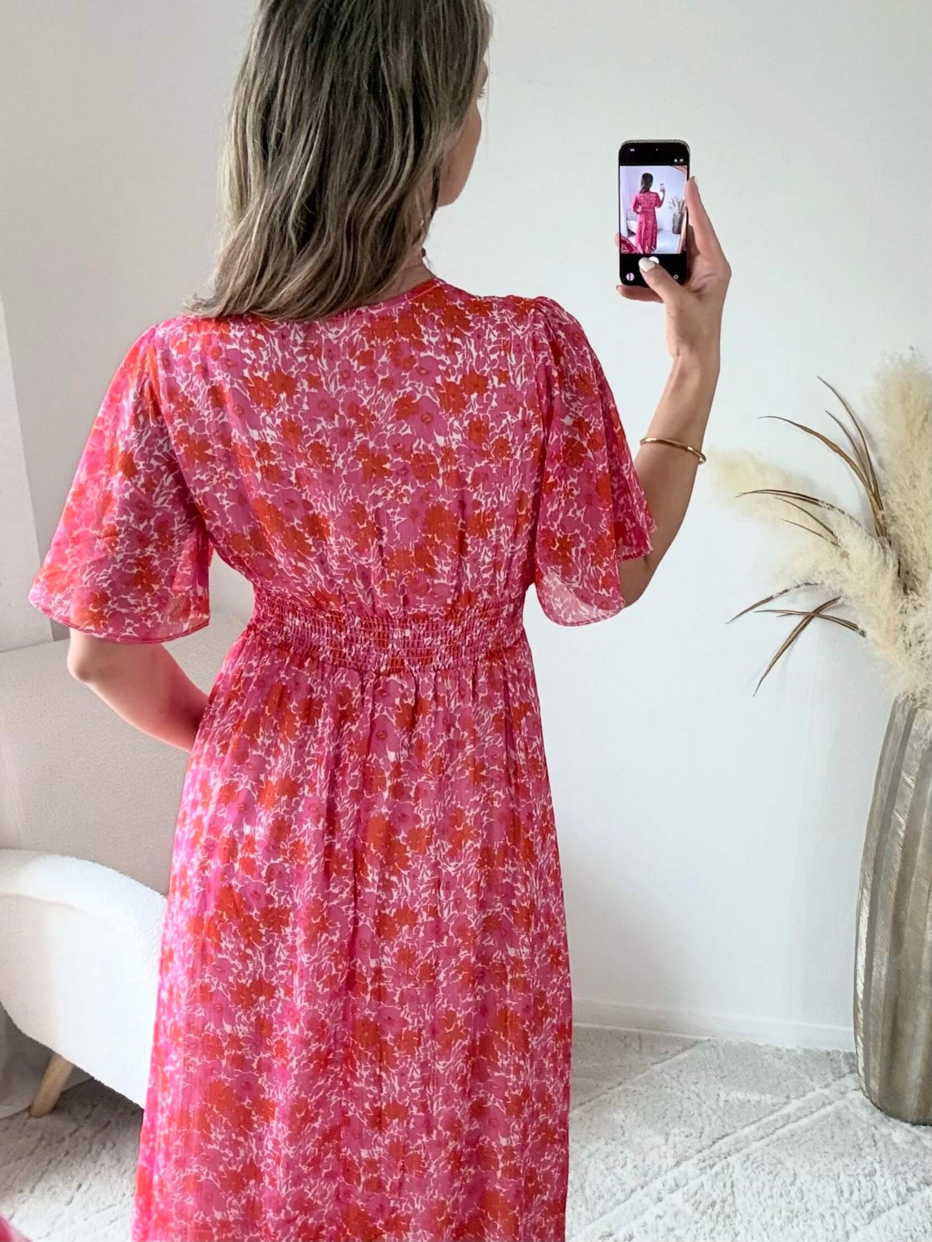 Robe longue Scarlett imprimée rose coupe fluide avec décolleté en V et manches courtes.