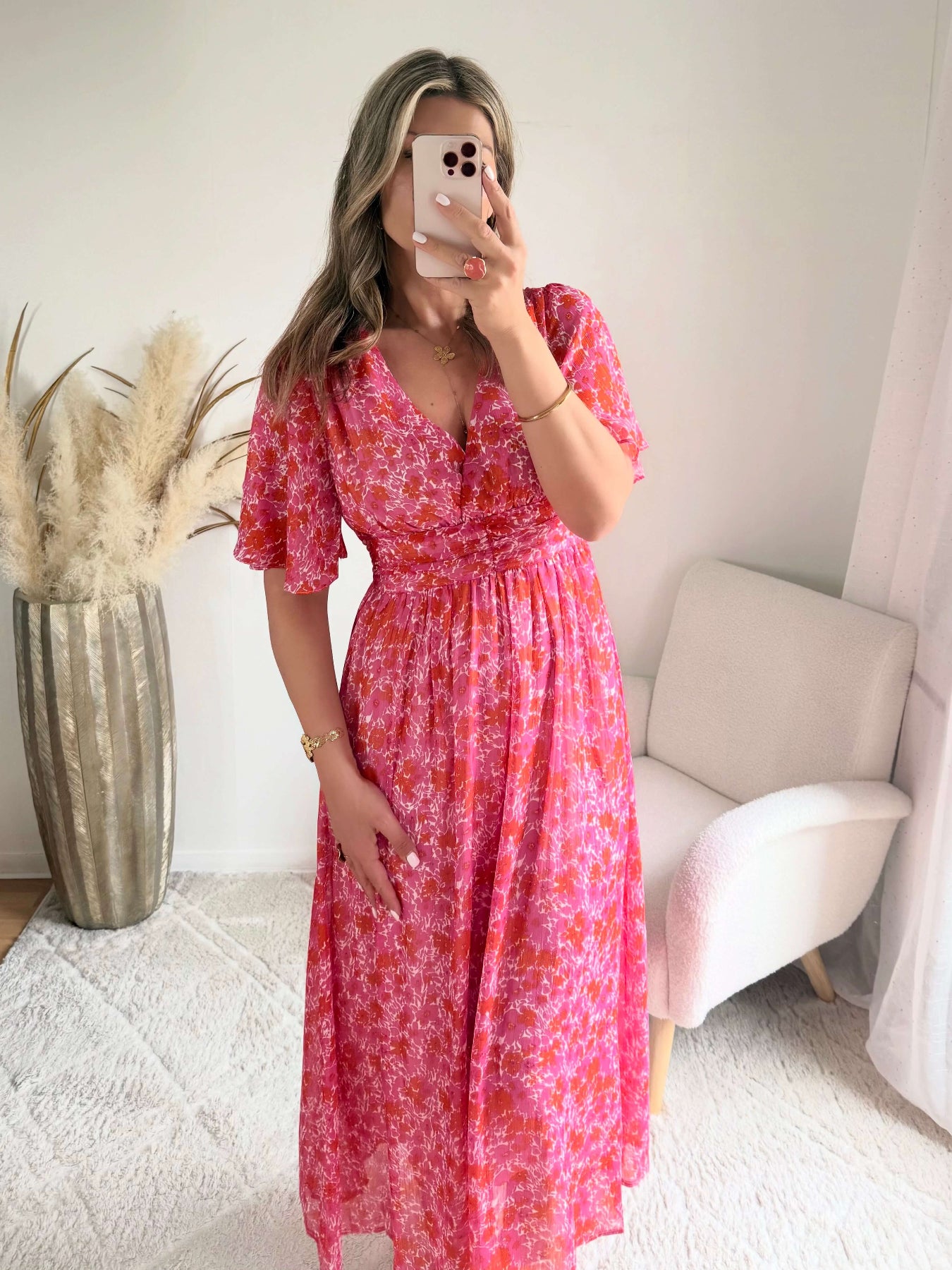 Robe longue Scarlett imprimée rose coupe fluide avec décolleté en V et manches courtes.