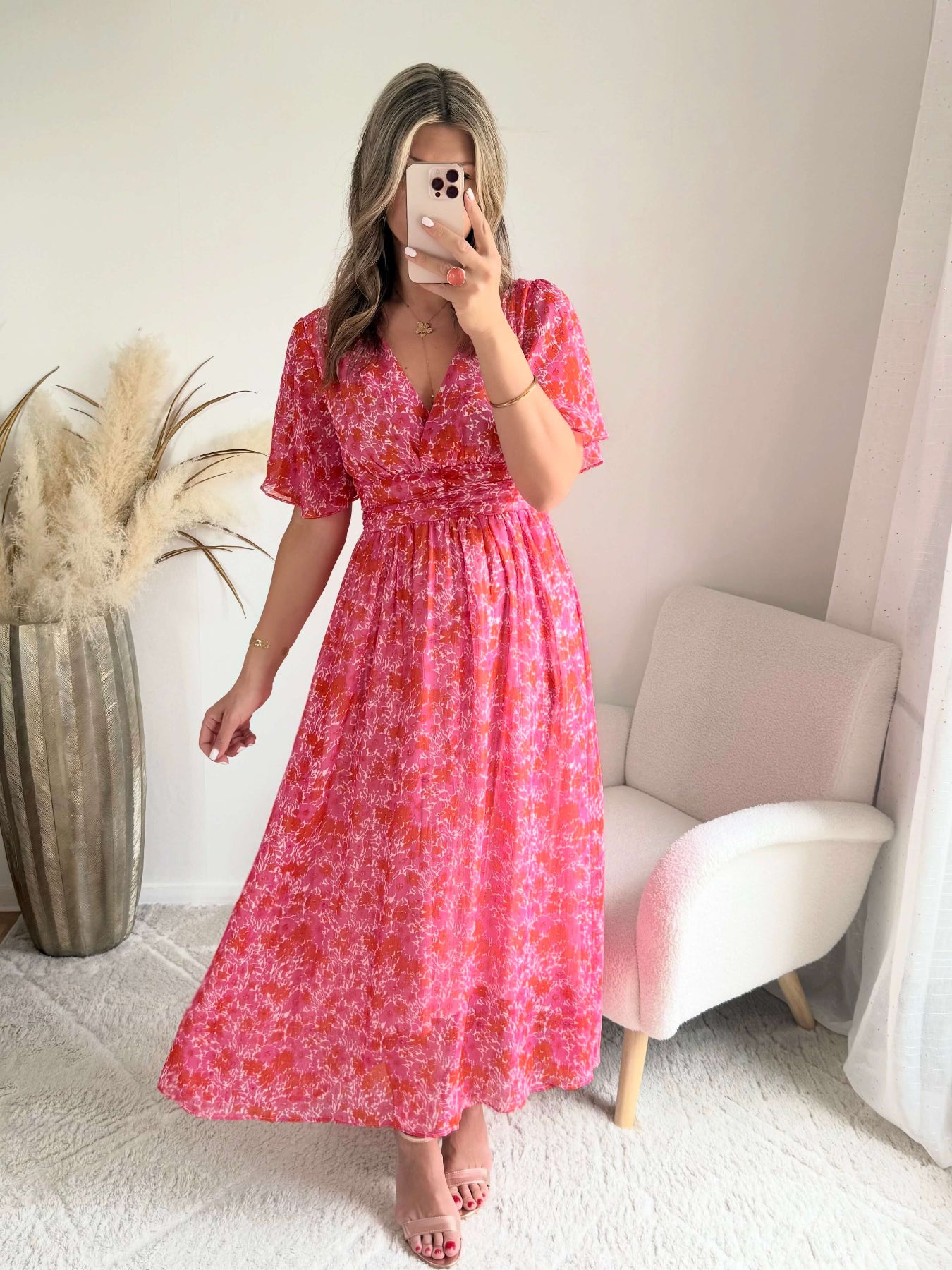 Robe longue Scarlett imprimée rose coupe fluide avec décolleté en V et manches courtes.