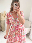 Robe longue Jasmine à imprimé floral rose et corail avec décolleté en V et manches fluides.
