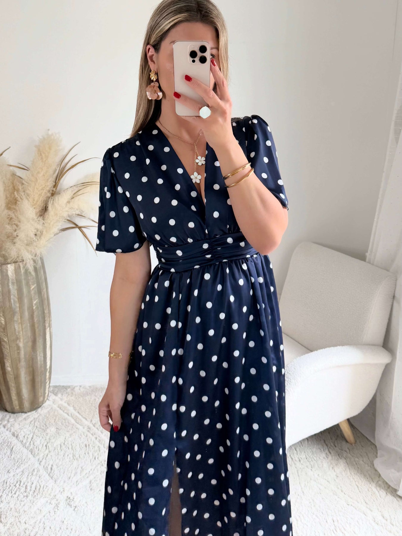 Robe longue marine à pois blanc satinée avec fente 