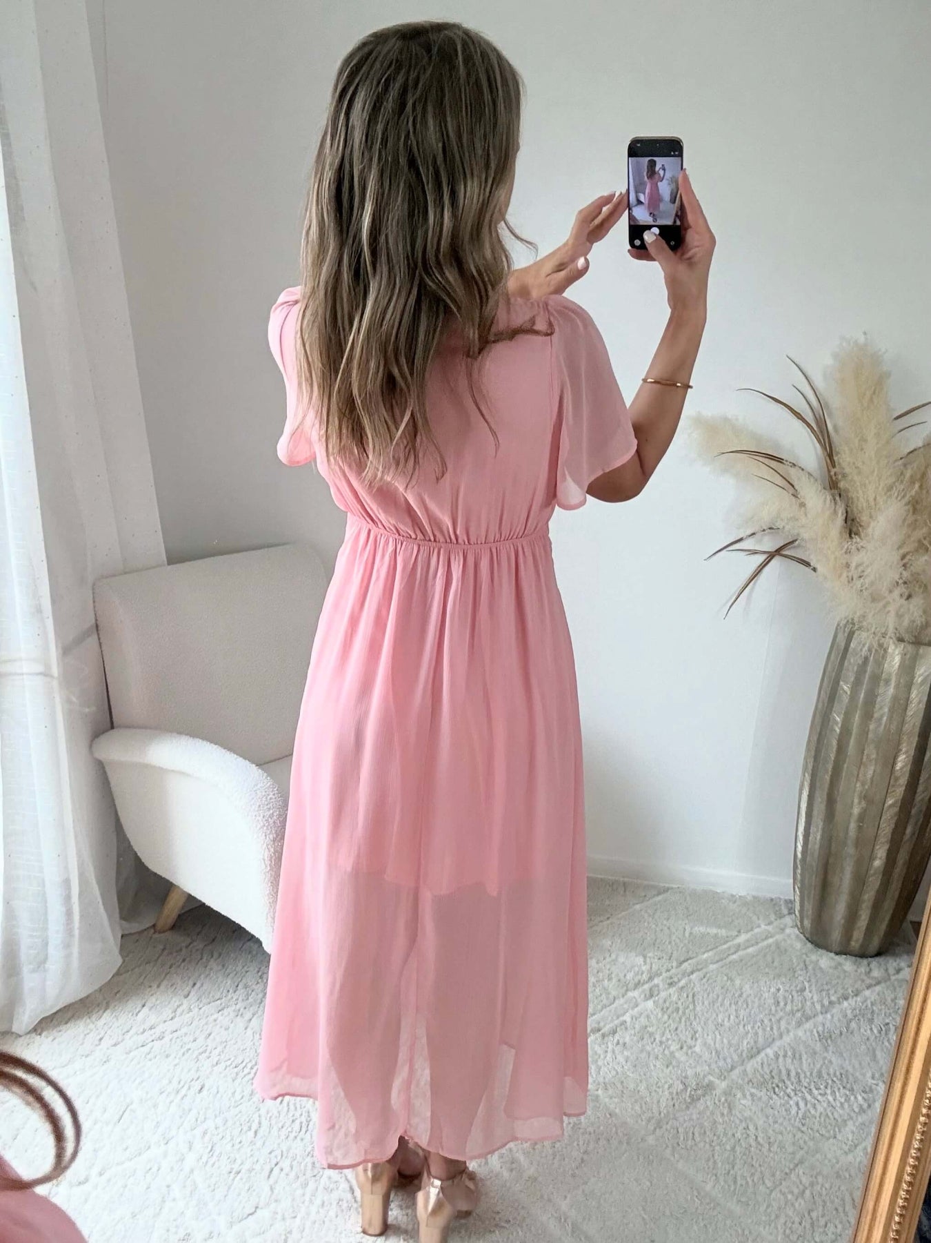 Robe longue Ella rose poudré avec décolleté croisé, manches courtes fluides et jupe évasée