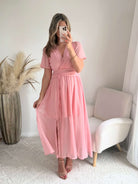 Robe longue Ella rose poudré avec décolleté croisé, manches courtes fluides et jupe évasée