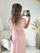 Robe Madison longue fluide à volants avec décolleté cache-cœur et manches volantées, disponible en vert d’eau, rose poudré et fuchsia, taille unique du 36 au 42.