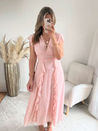 Robe Madison longue fluide à volants avec décolleté cache-cœur et manches volantées, disponible en vert d’eau, rose poudré et fuchsia, taille unique du 36 au 42.