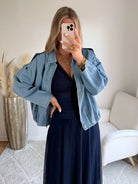 Robe femme bleu marine en tulle longueur midi décolleté croisé taille cintrée élégante cérémonie mariage 