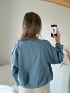 Blouson femme bleu jean léger coupe oversize avec fermeture boutons look casual chic