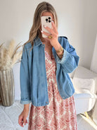 Blouson femme bleu jean léger coupe oversize avec fermeture boutons look casual chic